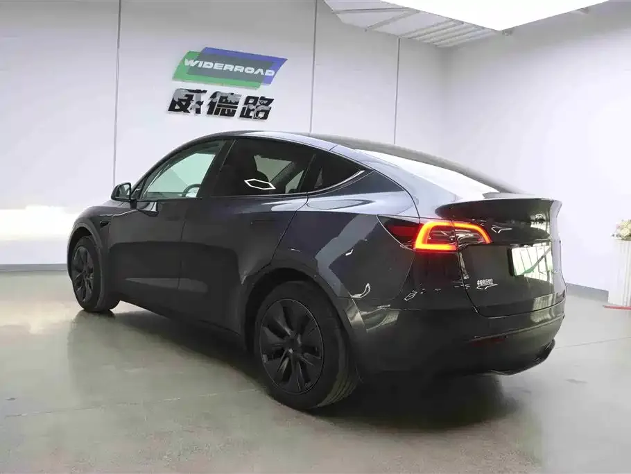 Tesla Model Y — фото 10
