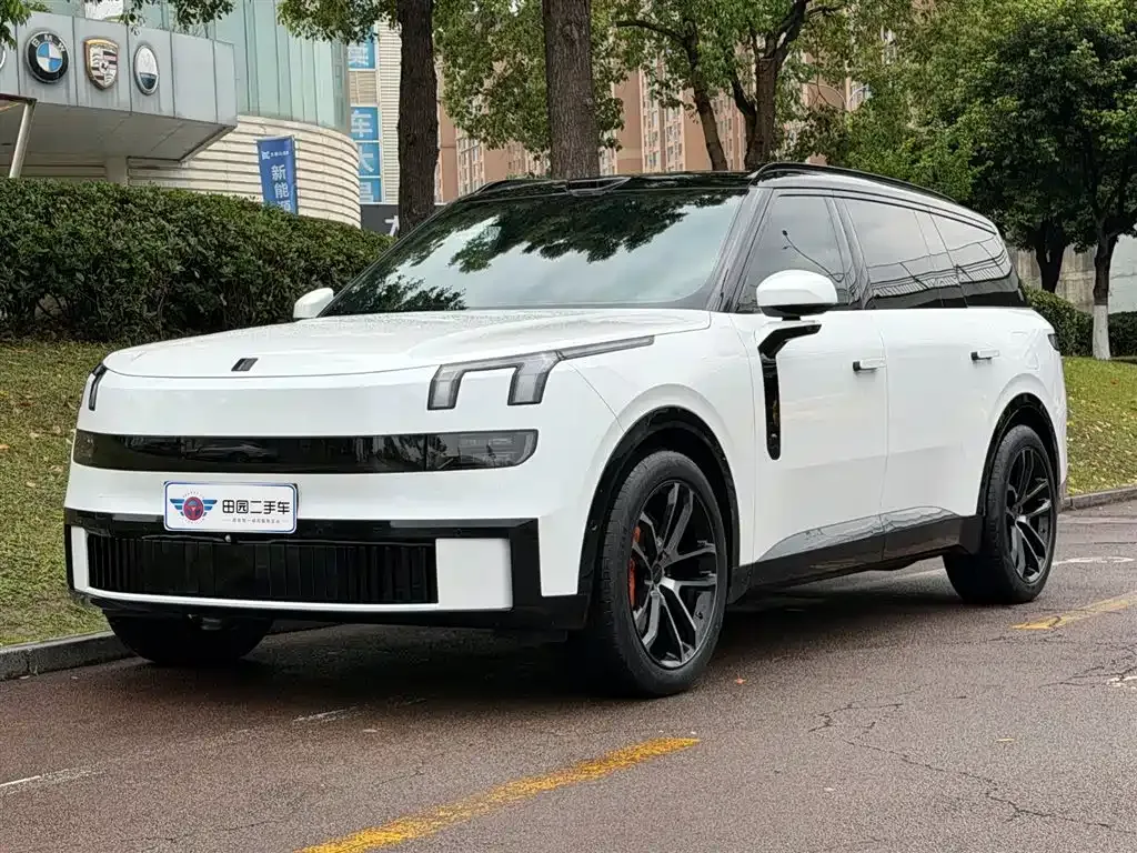 Lynk & Co 900