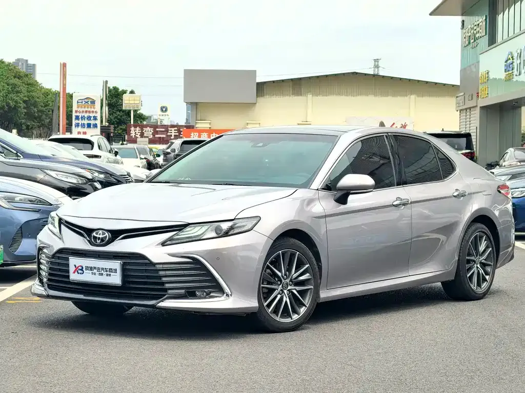 Toyota Camry — фото 1