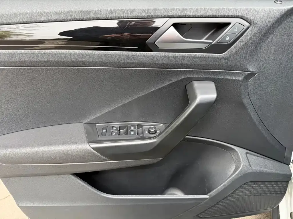 Volkswagen T-Roc — фото 5