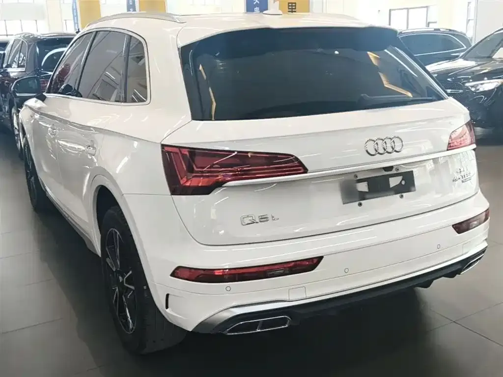 Audi Q5L — фото 10