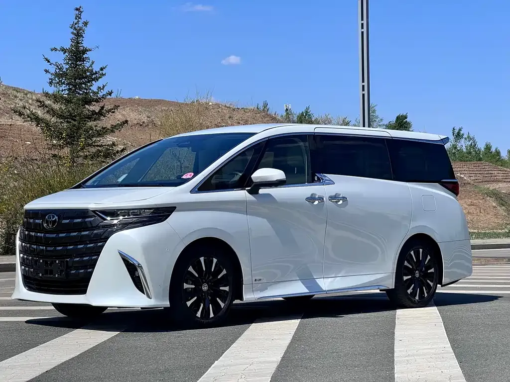 Toyota Alphard — фото 1
