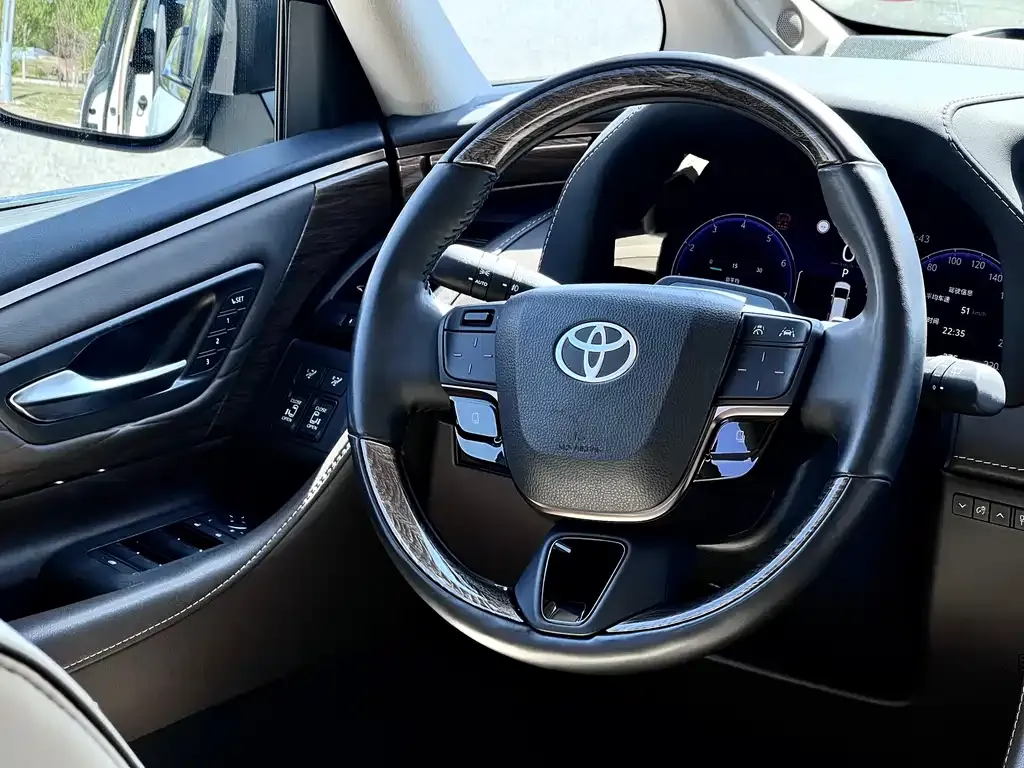 Toyota Alphard — фото 9