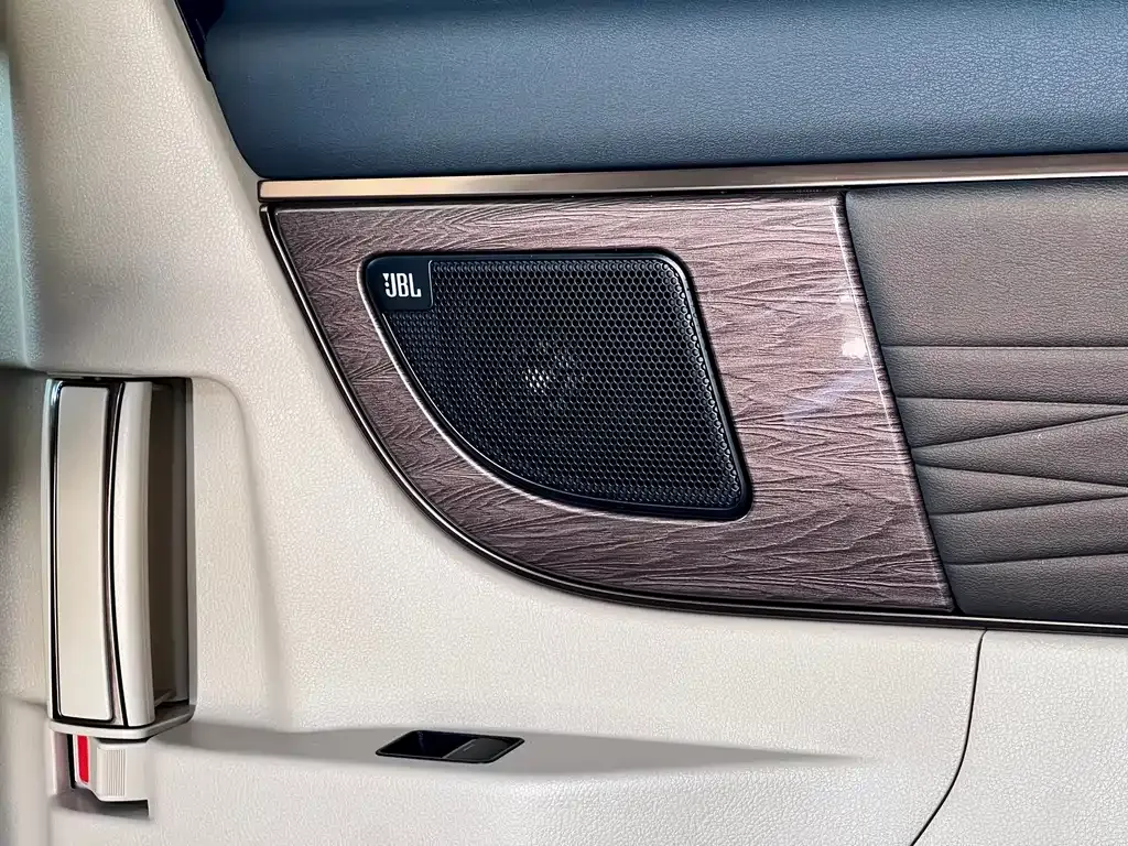 Toyota Alphard — фото 7