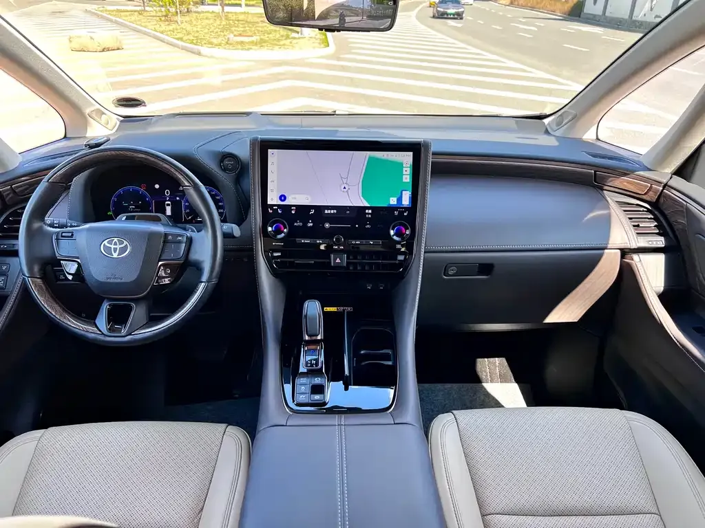 Toyota Alphard — фото 8