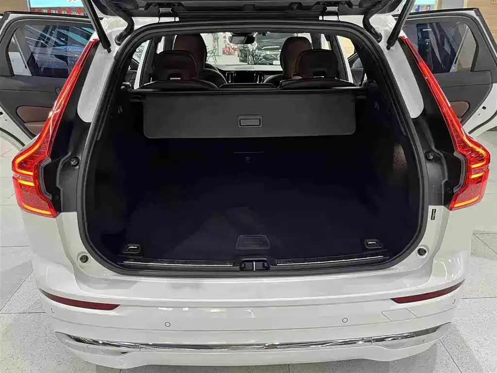 Volvo XC60 PHEV 2025 из CN, фото 2