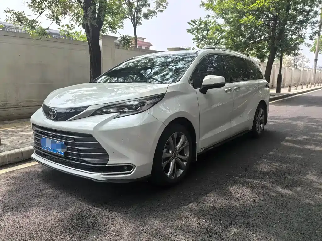 Toyota Sienna — фото 1