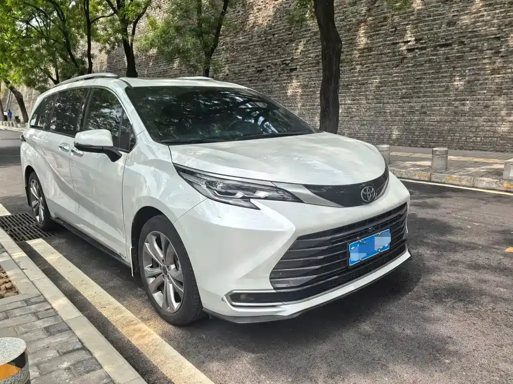 Toyota Sienna — фото 10