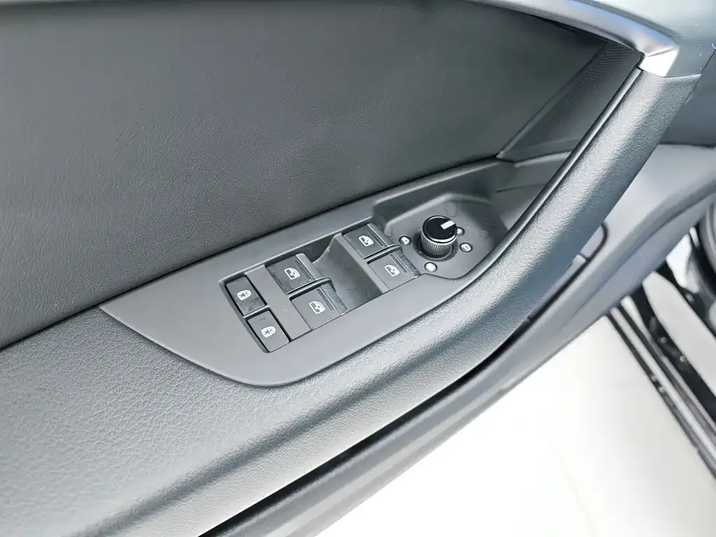 Audi A6L — фото 10
