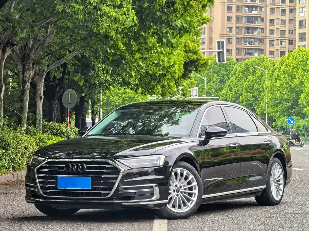 Audi A8 — фото 1