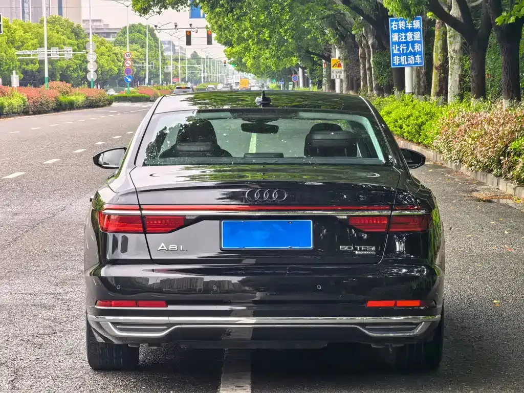 Audi A8 — фото 7
