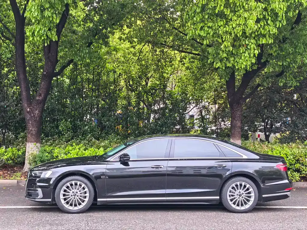 Audi A8 — фото 6