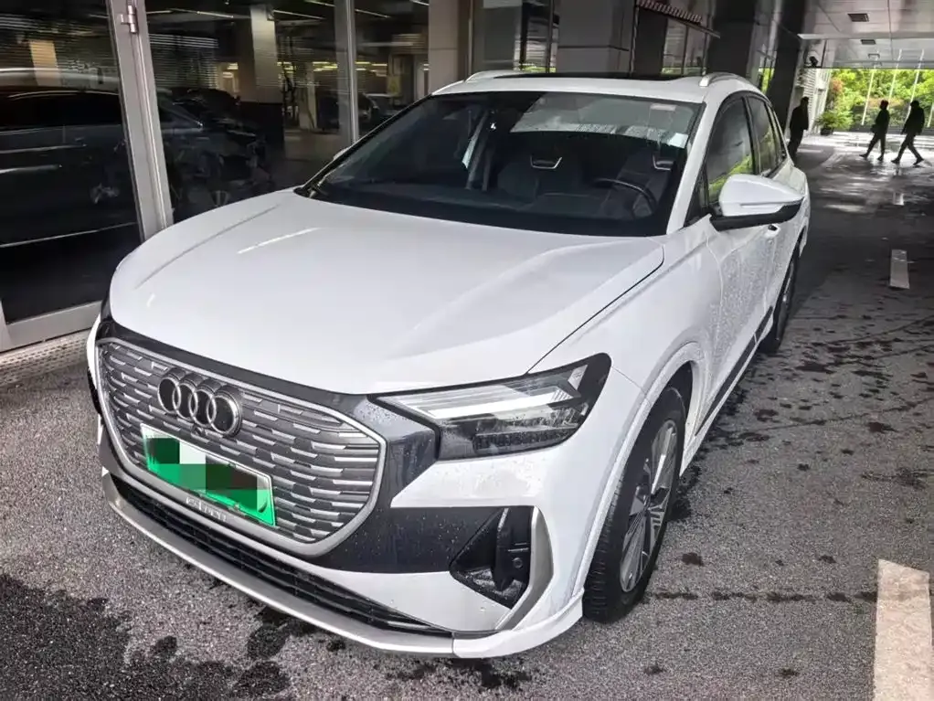 Audi Q4 e-tron — фото 1