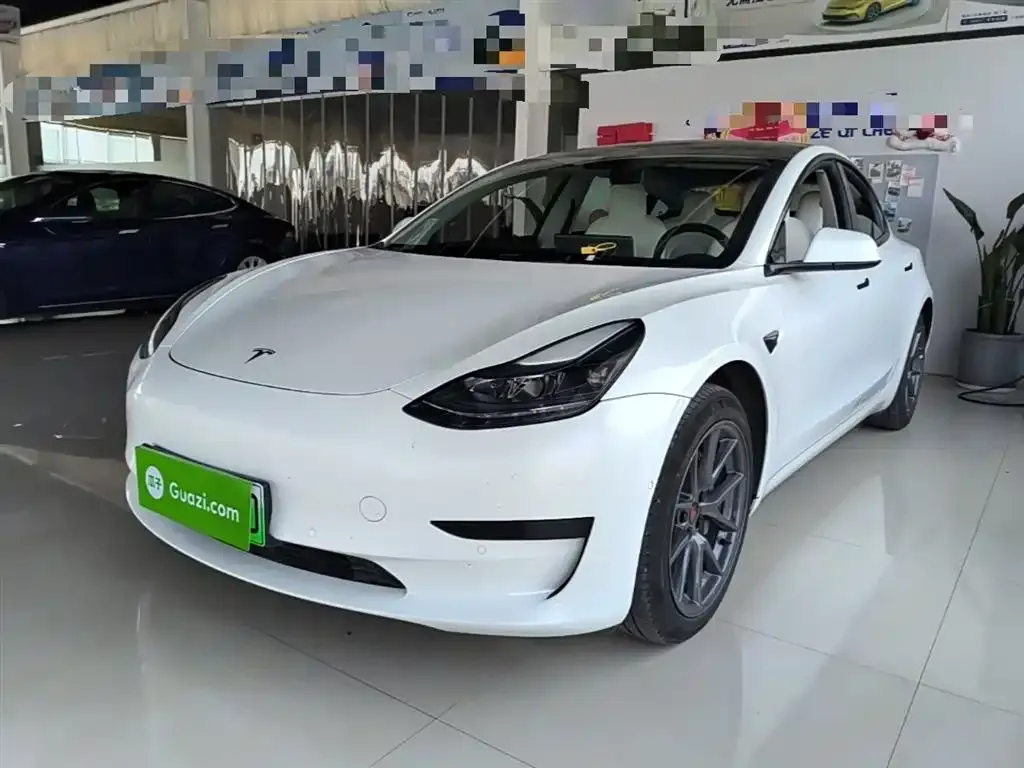 Tesla Model 3 — фото 1