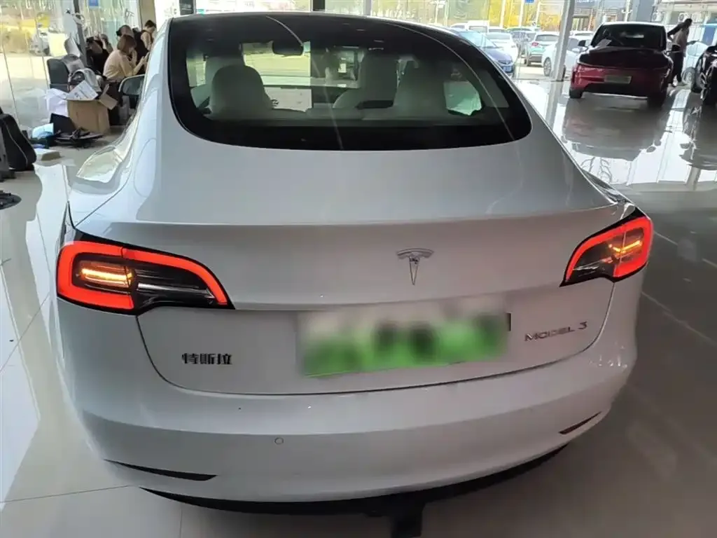 Tesla Model 3 — фото 10