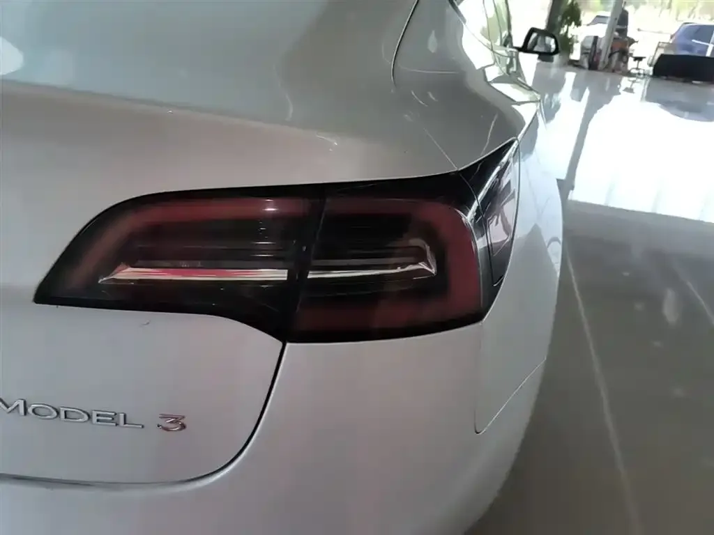 Tesla Model 3 — фото 7