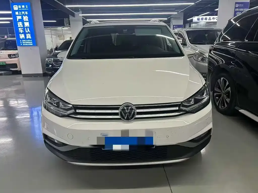 Volkswagen Touran 2023 из CN, фото 7