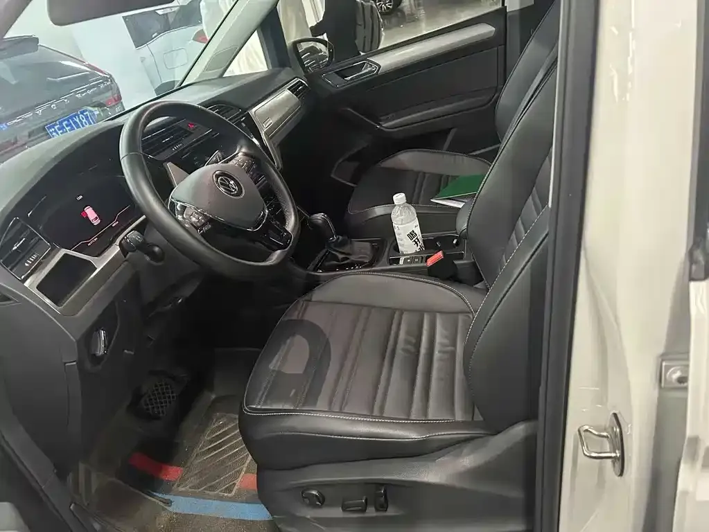 Volkswagen Touran 2023 из CN, фото 6