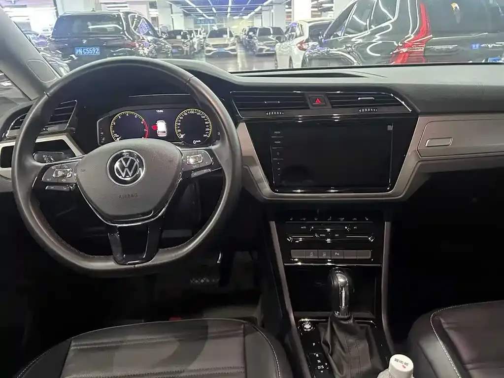 Volkswagen Touran 2023 из CN, фото 3