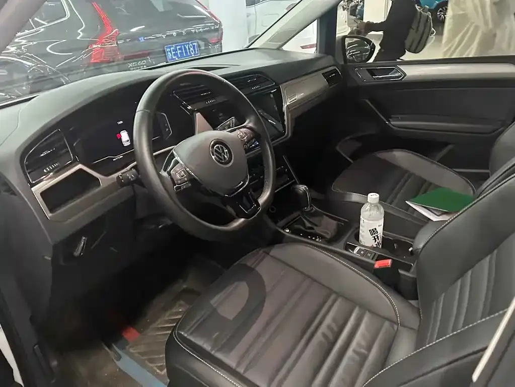 Volkswagen Touran 2023 из CN, фото 4