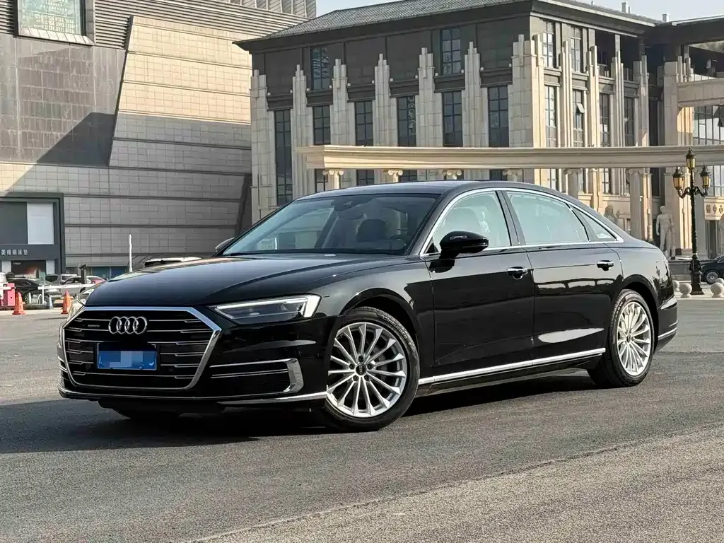Audi A8 — фото 1