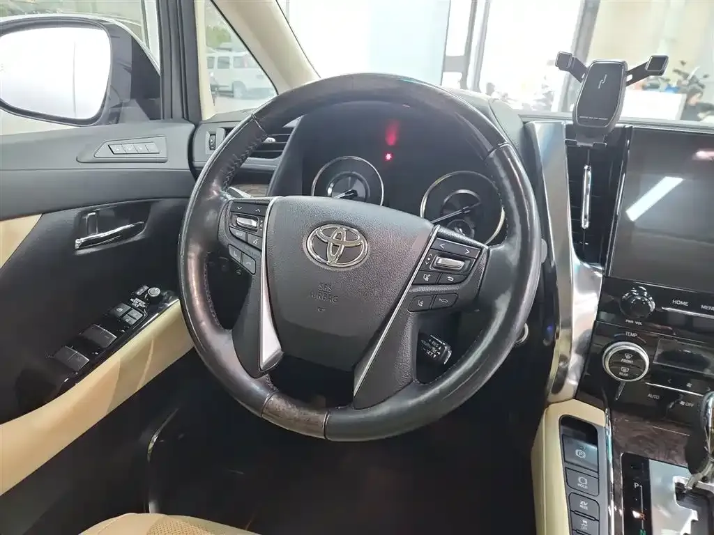 Toyota Alphard — фото 5