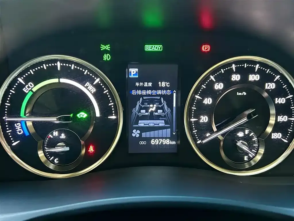 Toyota Alphard — фото 4