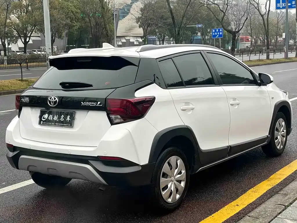 Toyota Yaris L — фото 7