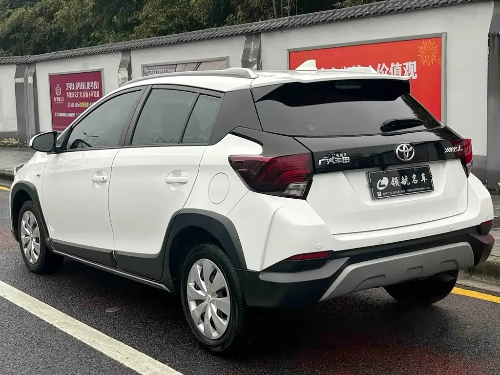 Toyota Yaris L — фото 10