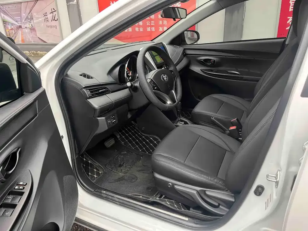 Toyota Yaris L — фото 3