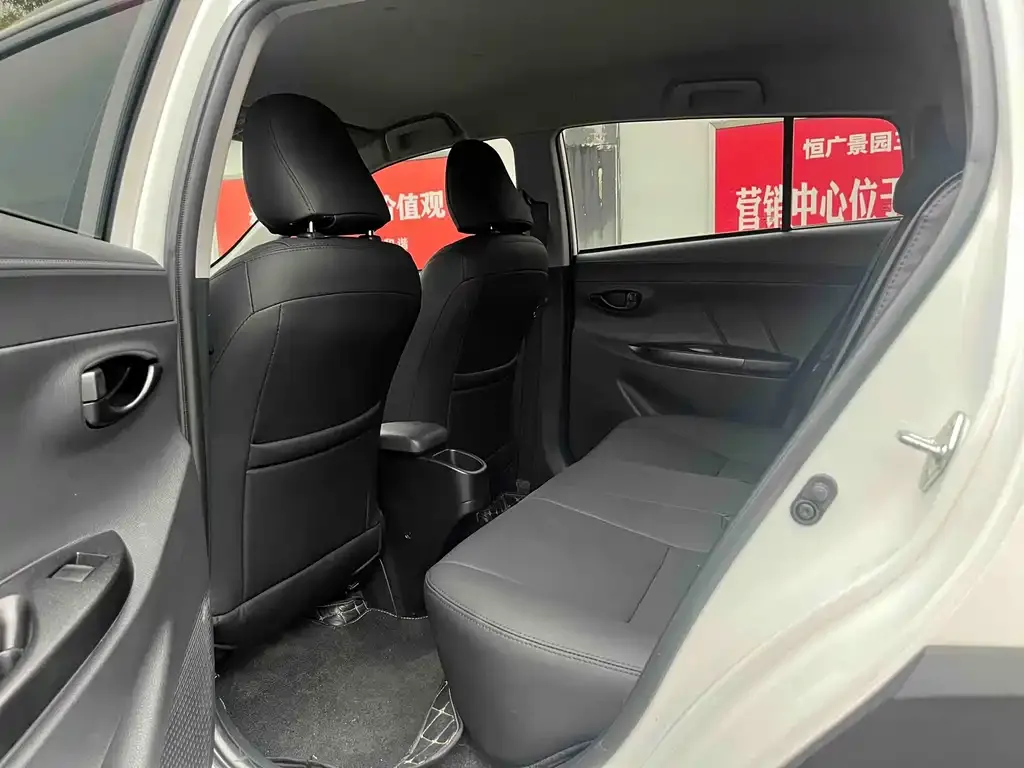 Toyota Yaris L — фото 4