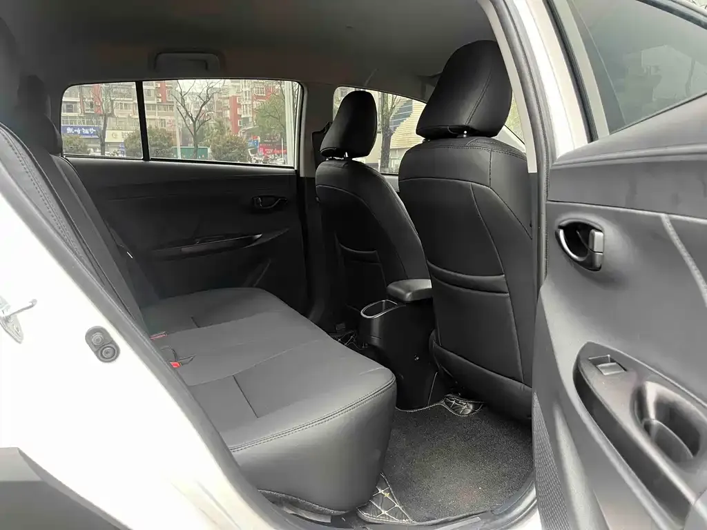 Toyota Yaris L — фото 2