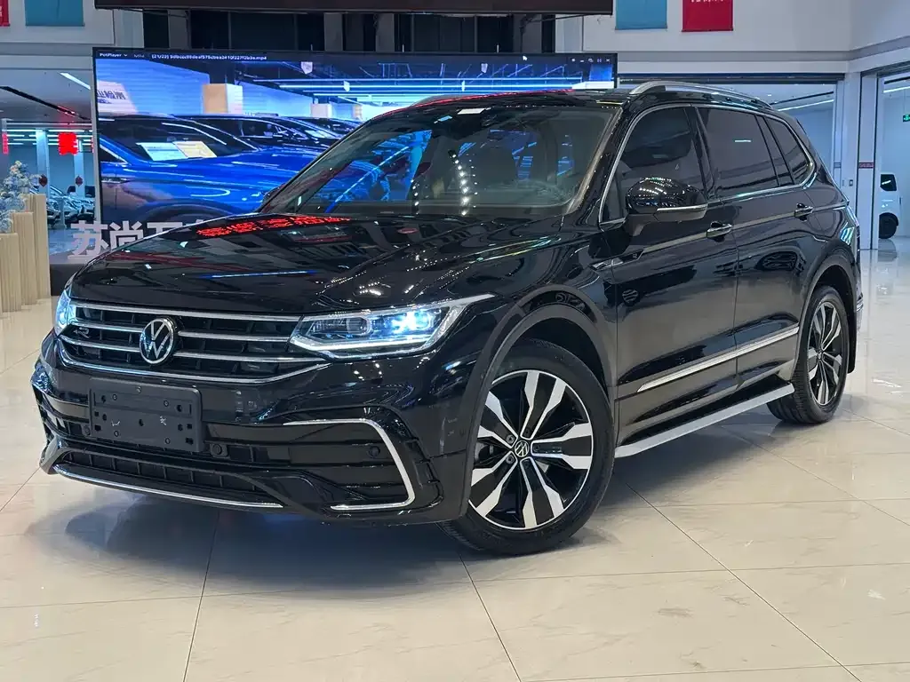 Volkswagen Tiguan L — фото 1
