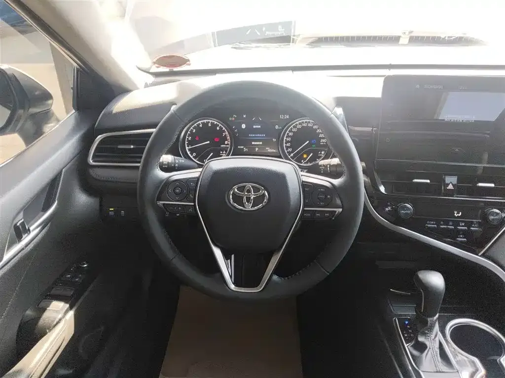 Toyota Camry — фото 2