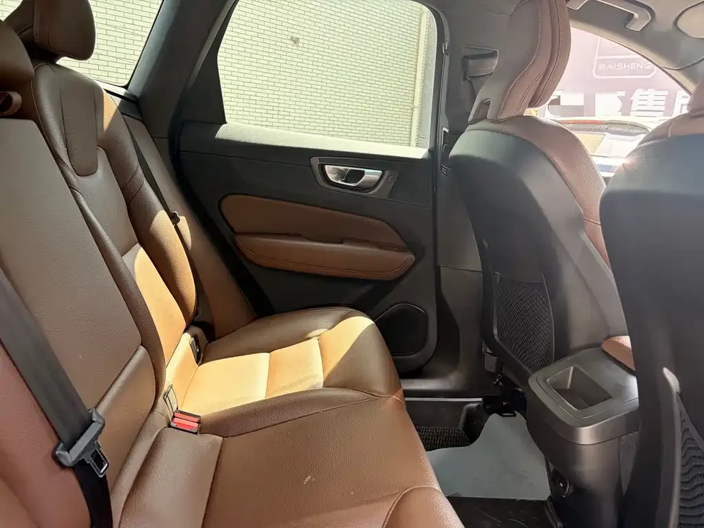 Volvo XC60 — фото 10
