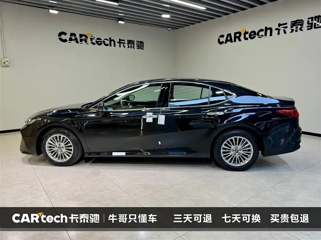 Toyota Camry — фото 1