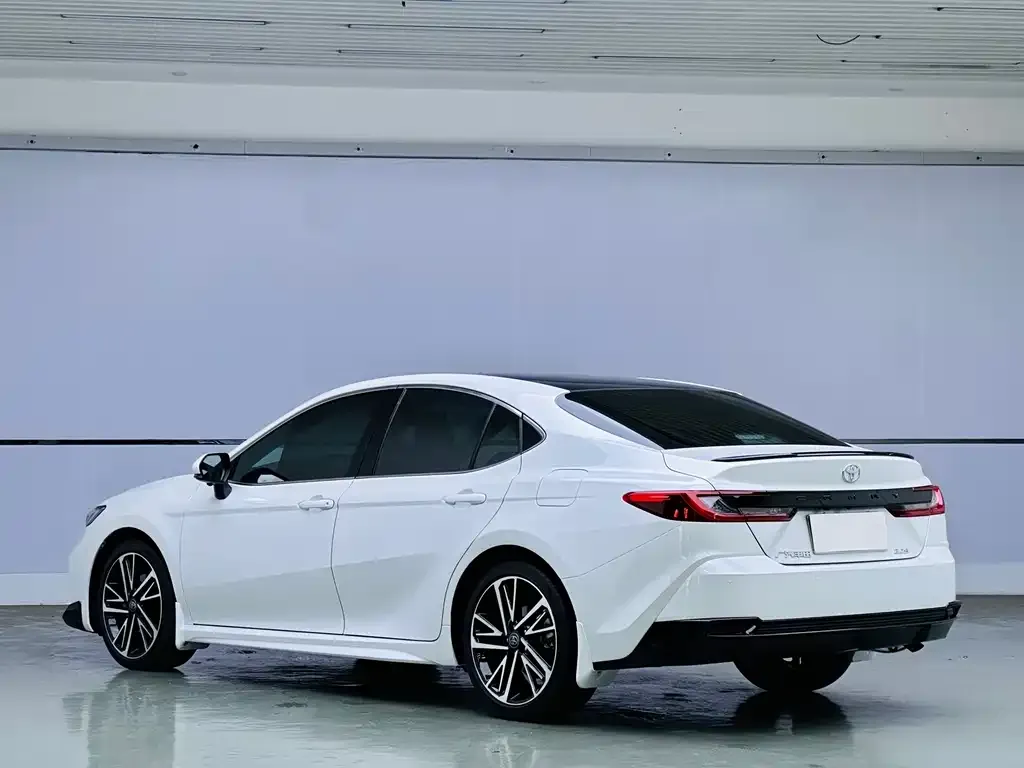 Toyota Camry — фото 5