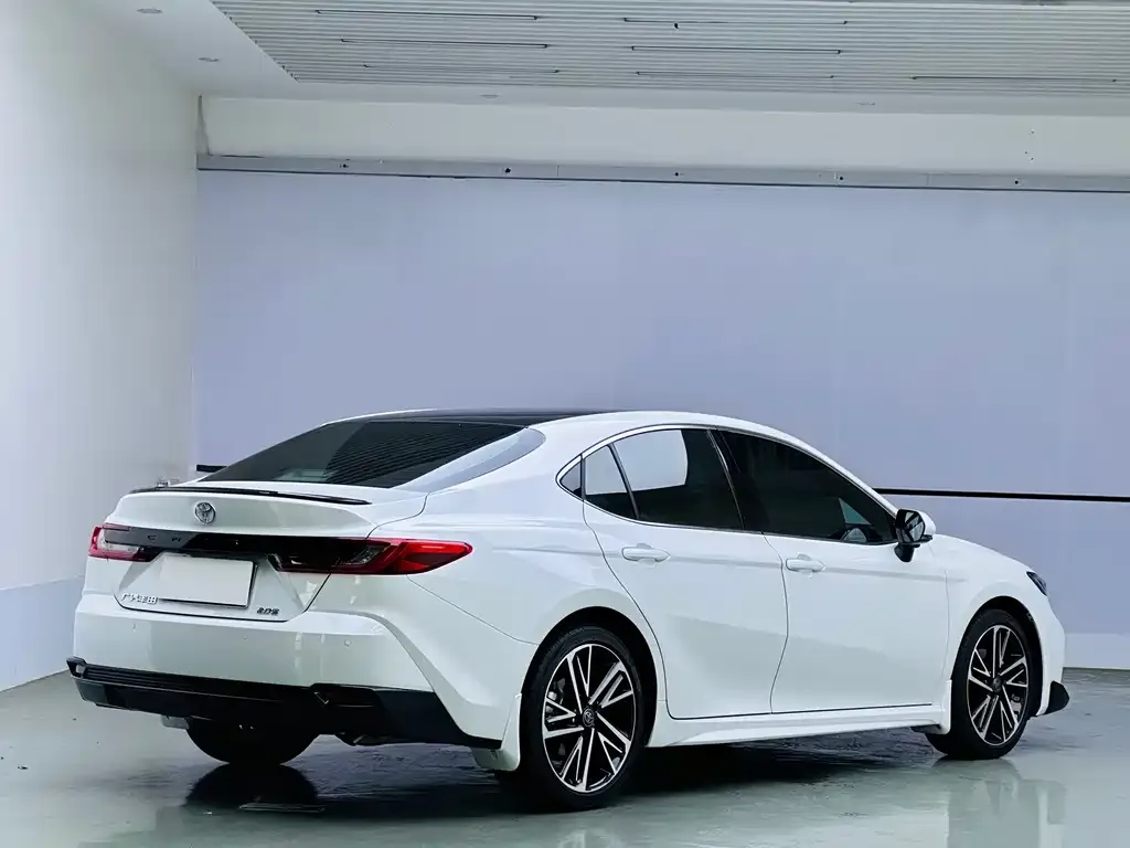 Toyota Camry — фото 3