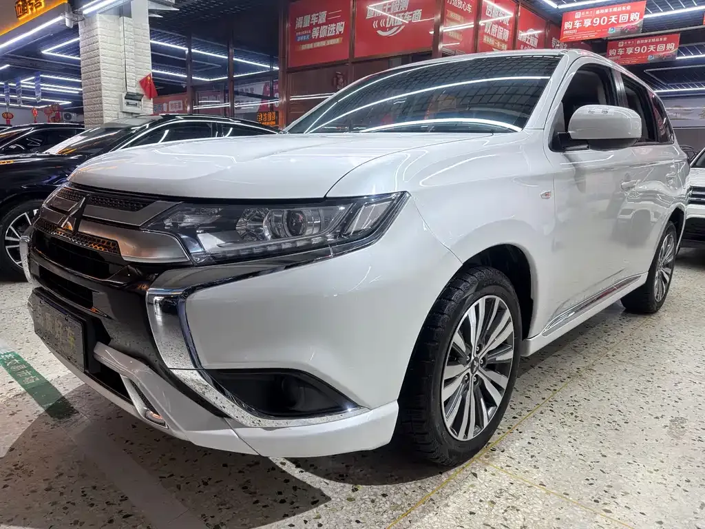 Mitsubishi Outlander — фото 1