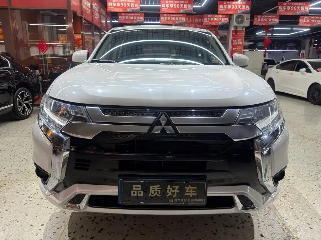 Mitsubishi Outlander — фото 5