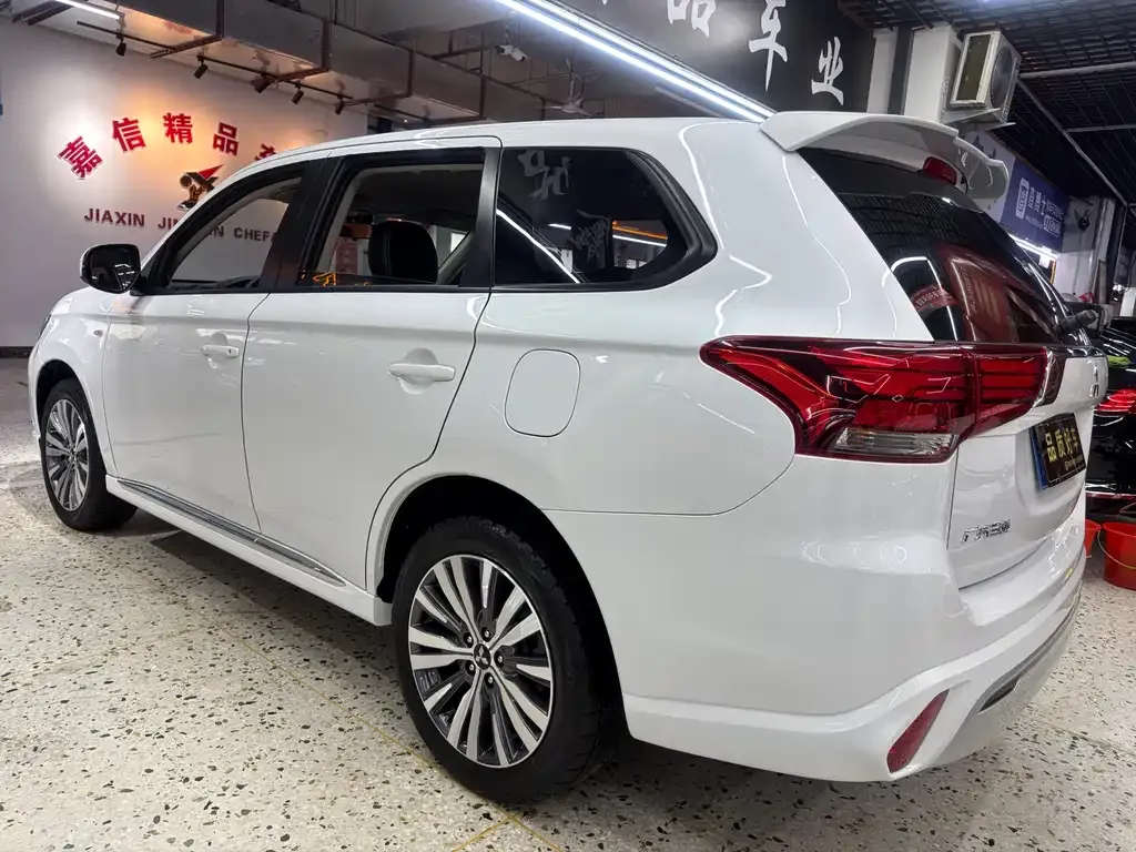 Mitsubishi Outlander — фото 4