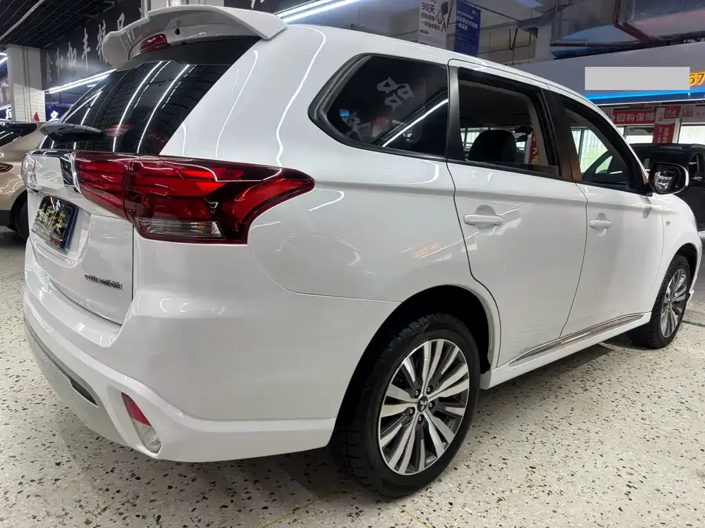 Mitsubishi Outlander — фото 9