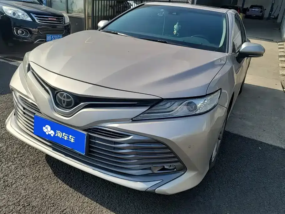 Toyota Camry — фото 1