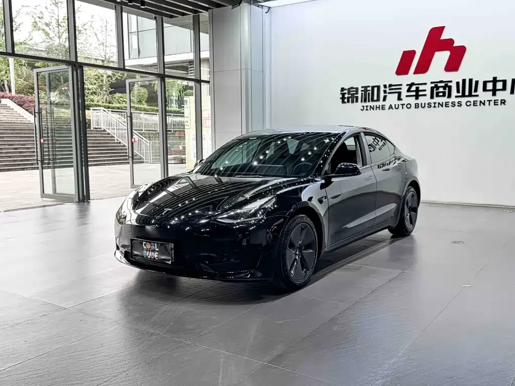 Tesla Model 3 — фото 1