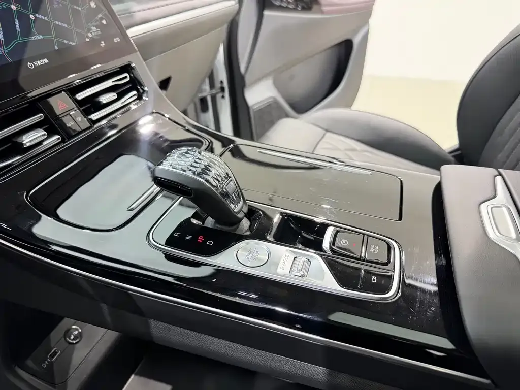 GAC Motor Trumpchi M8 — фото 10