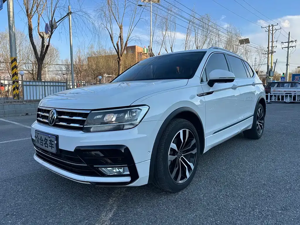 Volkswagen Tiguan L — фото 1