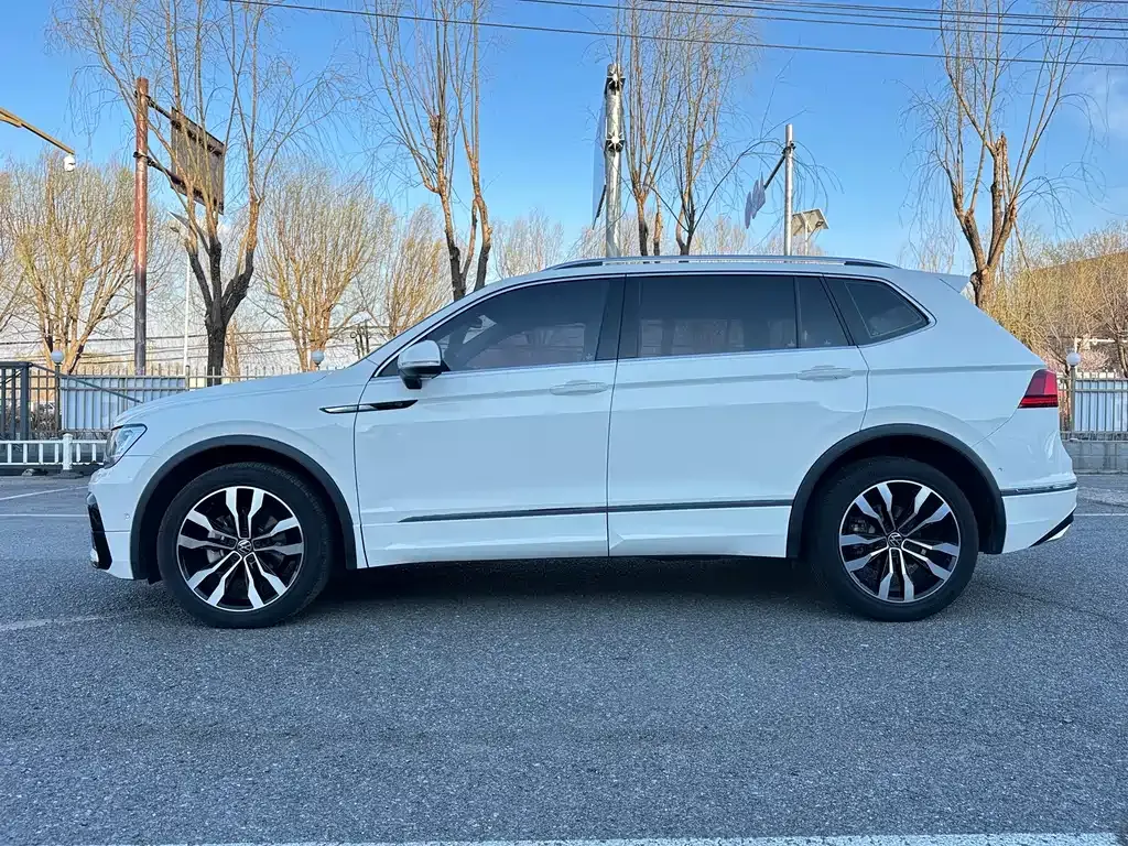 Volkswagen Tiguan L — фото 10