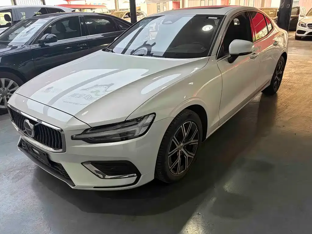 Volvo S60 — фото 1