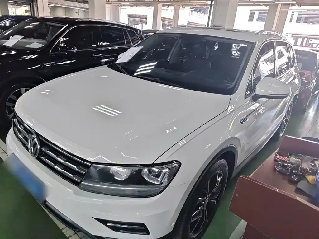 Volkswagen Tiguan L — фото 1