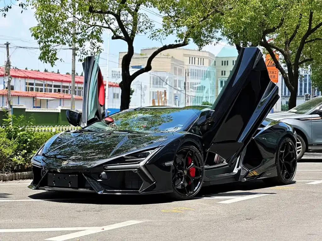 Lamborghini Revuelto